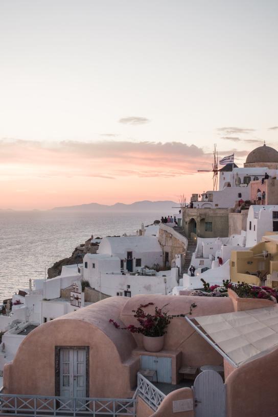 Fira Santorini Grecia vista de la puesta del sol.